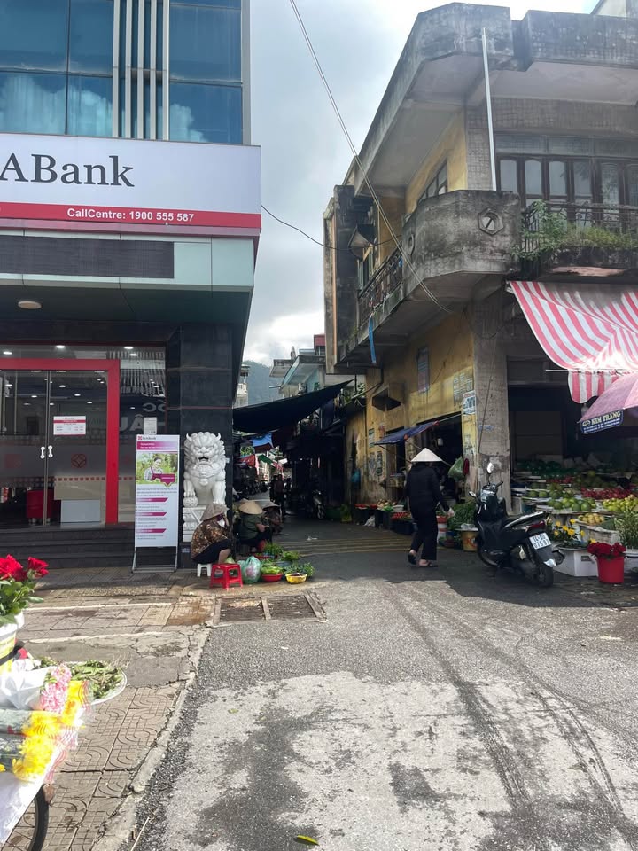 Bán đất tặng nhà cấp 4 ngõ chợ Cẩm Thạch, Quang Hanh, Quảng Ninh
